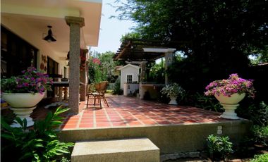 SE VENDE AMPLIA CASA CON SALIDA A LA PLAYA, SANTA MARTA