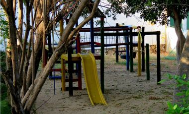 SE VENDE AMPLIA CASA CON SALIDA A LA PLAYA, SANTA MARTA