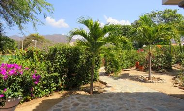 SE VENDE AMPLIA CASA CON SALIDA A LA PLAYA, SANTA MARTA