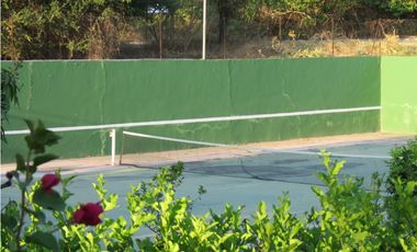 SE VENDE AMPLIA CASA CON SALIDA A LA PLAYA, SANTA MARTA