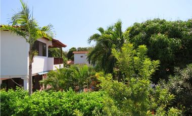 SE VENDE AMPLIA CASA CON SALIDA A LA PLAYA, SANTA MARTA