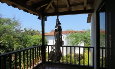 SE VENDE AMPLIA CASA CON SALIDA A LA PLAYA, SANTA MARTA