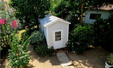 SE VENDE AMPLIA CASA CON SALIDA A LA PLAYA, SANTA MARTA