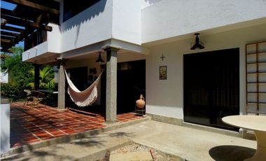 SE VENDE AMPLIA CASA CON SALIDA A LA PLAYA, SANTA MARTA