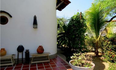 SE VENDE AMPLIA CASA CON SALIDA A LA PLAYA, SANTA MARTA