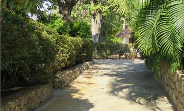 SE VENDE AMPLIA CASA CON SALIDA A LA PLAYA, SANTA MARTA