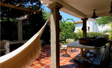 SE VENDE AMPLIA CASA CON SALIDA A LA PLAYA, SANTA MARTA