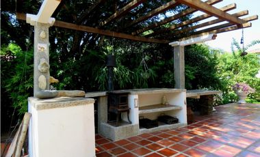 SE VENDE AMPLIA CASA CON SALIDA A LA PLAYA, SANTA MARTA