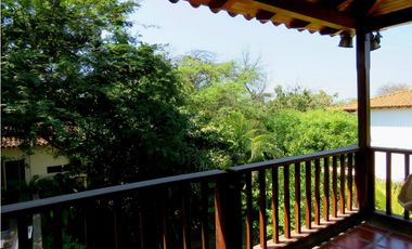 SE VENDE AMPLIA CASA CON SALIDA A LA PLAYA, SANTA MARTA