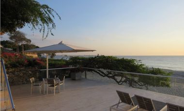 SE VENDE AMPLIA CASA CON SALIDA A LA PLAYA, SANTA MARTA