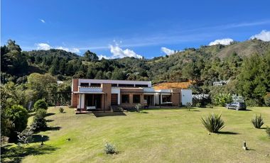 Venta Casa Campestre  con dos casas en Guarne sector La Clarita