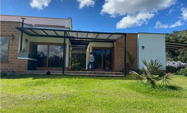 Venta Casa Campestre  con dos casas en Guarne sector La Clarita