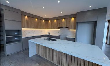 Más que una Casa: Un Refugio de 350 m² con el Jardín de tus Sueños