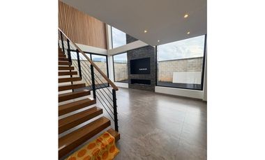 Más que una Casa: Un Refugio de 350 m² con el Jardín de tus Sueños