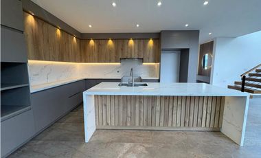 Más que una Casa: Un Refugio de 350 m² con el Jardín de tus Sueños