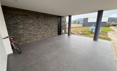 Más que una Casa: Un Refugio de 350 m² con el Jardín de tus Sueños