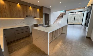 Más que una Casa: Un Refugio de 350 m² con el Jardín de tus Sueños