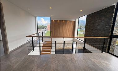 Más que una Casa: Un Refugio de 350 m² con el Jardín de tus Sueños