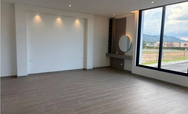 Más que una Casa: Un Refugio de 350 m² con el Jardín de tus Sueños