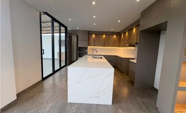 Más que una Casa: Un Refugio de 350 m² con el Jardín de tus Sueños