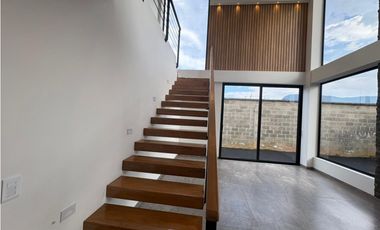 Más que una Casa: Un Refugio de 350 m² con el Jardín de tus Sueños