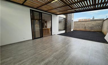 Más que una Casa: Un Refugio de 350 m² con el Jardín de tus Sueños