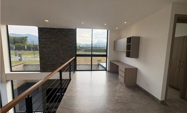 Más que una Casa: Un Refugio de 350 m² con el Jardín de tus Sueños