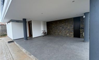 Más que una Casa: Un Refugio de 350 m² con el Jardín de tus Sueños