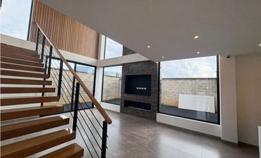 Más que una Casa: Un Refugio de 350 m² con el Jardín de tus Sueños