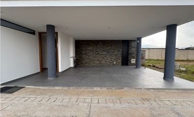 Más que una Casa: Un Refugio de 350 m² con el Jardín de tus Sueños