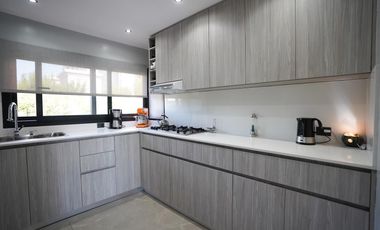 VENDE, CASA A LAGUNA, PUEBLOS DEL PLATA MAGALLANES  al 300