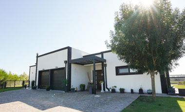 VENDE, CASA A LAGUNA, PUEBLOS DEL PLATA MAGALLANES  al 300