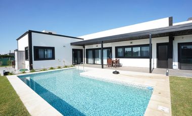 VENDE, CASA A LAGUNA, PUEBLOS DEL PLATA MAGALLANES  al 300