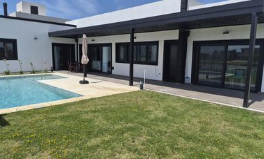VENDE, CASA A LAGUNA, PUEBLOS DEL PLATA MAGALLANES  al 300