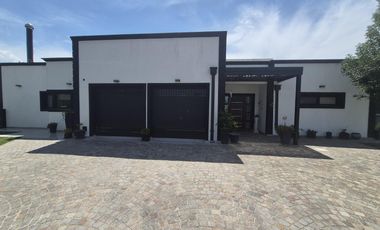 VENDE, CASA A LAGUNA, PUEBLOS DEL PLATA MAGALLANES  al 300