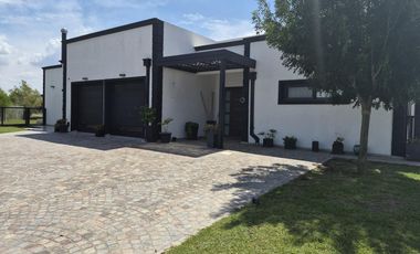 VENDE, CASA A LAGUNA, PUEBLOS DEL PLATA MAGALLANES  al 300