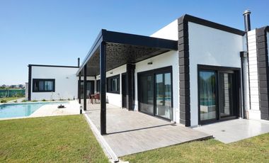 VENDE, CASA A LAGUNA, PUEBLOS DEL PLATA MAGALLANES  al 300