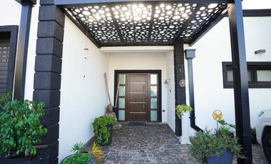 VENDE, CASA A LAGUNA, PUEBLOS DEL PLATA MAGALLANES  al 300