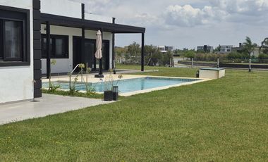 VENDE, CASA A LAGUNA, PUEBLOS DEL PLATA MAGALLANES  al 300