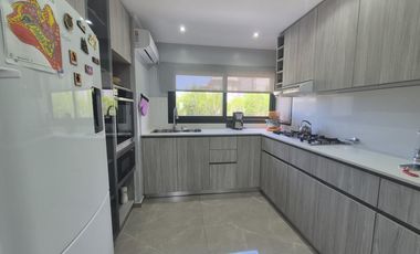 VENDE, CASA A LAGUNA, PUEBLOS DEL PLATA MAGALLANES  al 300