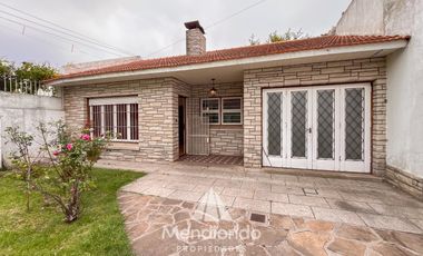 Casa 4 ambientes con parque / Zona Aldrey