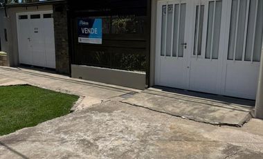 Casa en venta de dos dormitorios, dos cocheras y patio. Zona Nuevo Hospital.