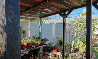 Casa en venta de dos dormitorios, dos cocheras y patio. Zona Nuevo Hospital.