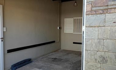 Casa en venta de dos dormitorios, dos cocheras y patio. Zona Nuevo Hospital.