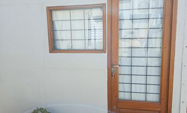 Casa en venta de dos dormitorios, dos cocheras y patio. Zona Nuevo Hospital.
