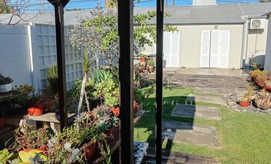 Casa en venta de dos dormitorios, dos cocheras y patio. Zona Nuevo Hospital.