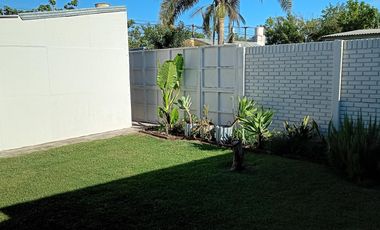 Casa en venta de dos dormitorios, dos cocheras y patio. Zona Nuevo Hospital.