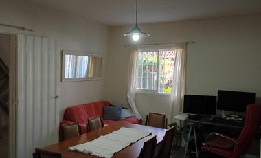 Casa en venta de dos dormitorios, dos cocheras y patio. Zona Nuevo Hospital.