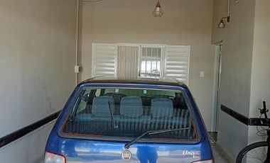 Casa en venta de dos dormitorios, dos cocheras y patio. Zona Nuevo Hospital.