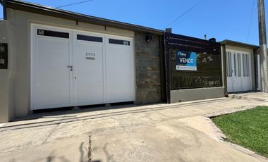 Casa en venta de dos dormitorios, dos cocheras y patio. Zona Nuevo Hospital.